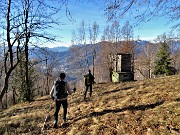 86 Discendiamo a vista sui pratoni superando un capanno di caccia